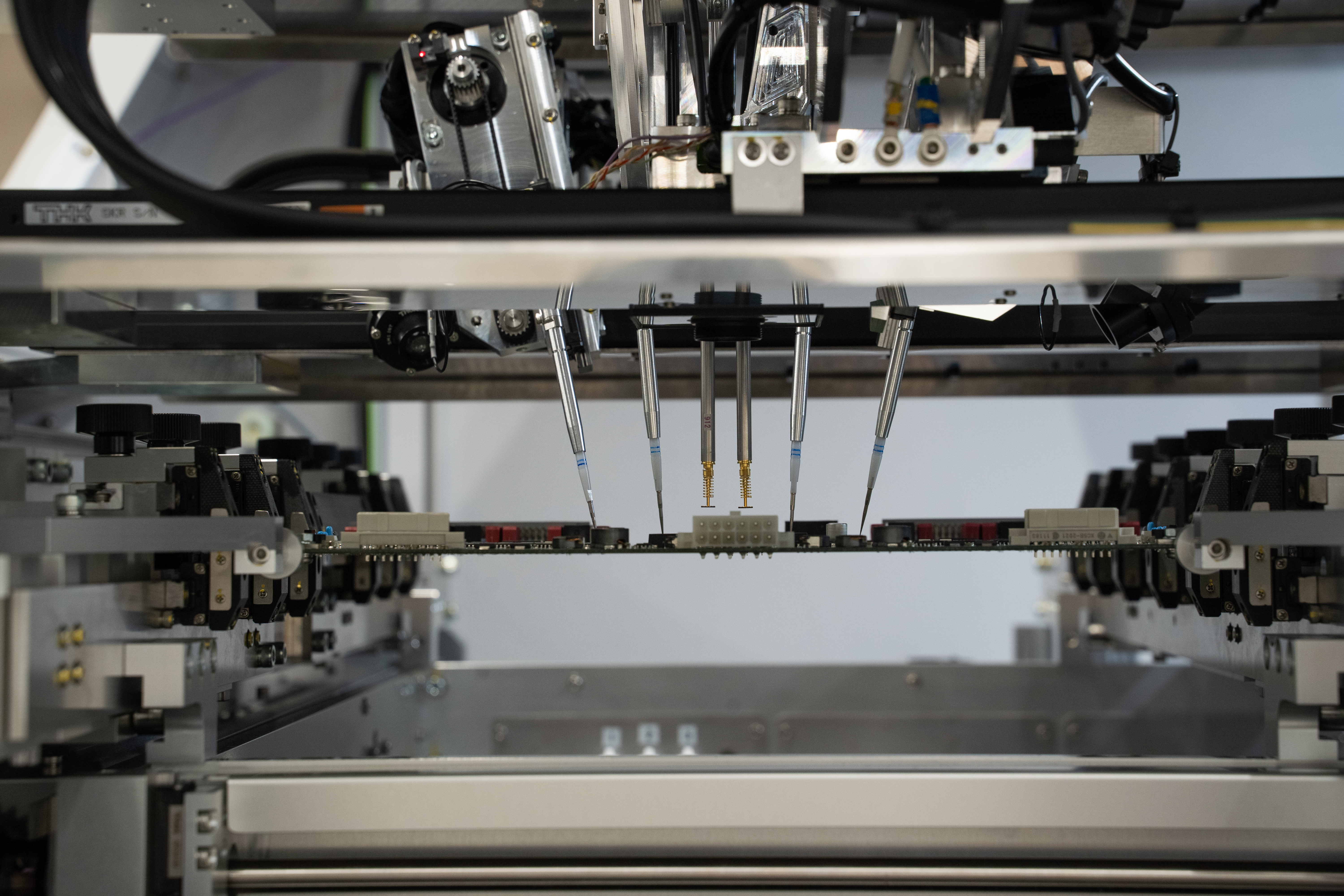 Flying Probe Tester der neuen APT-Serie: SYSTECH Europe stellt TAKAYA Innovationen vor