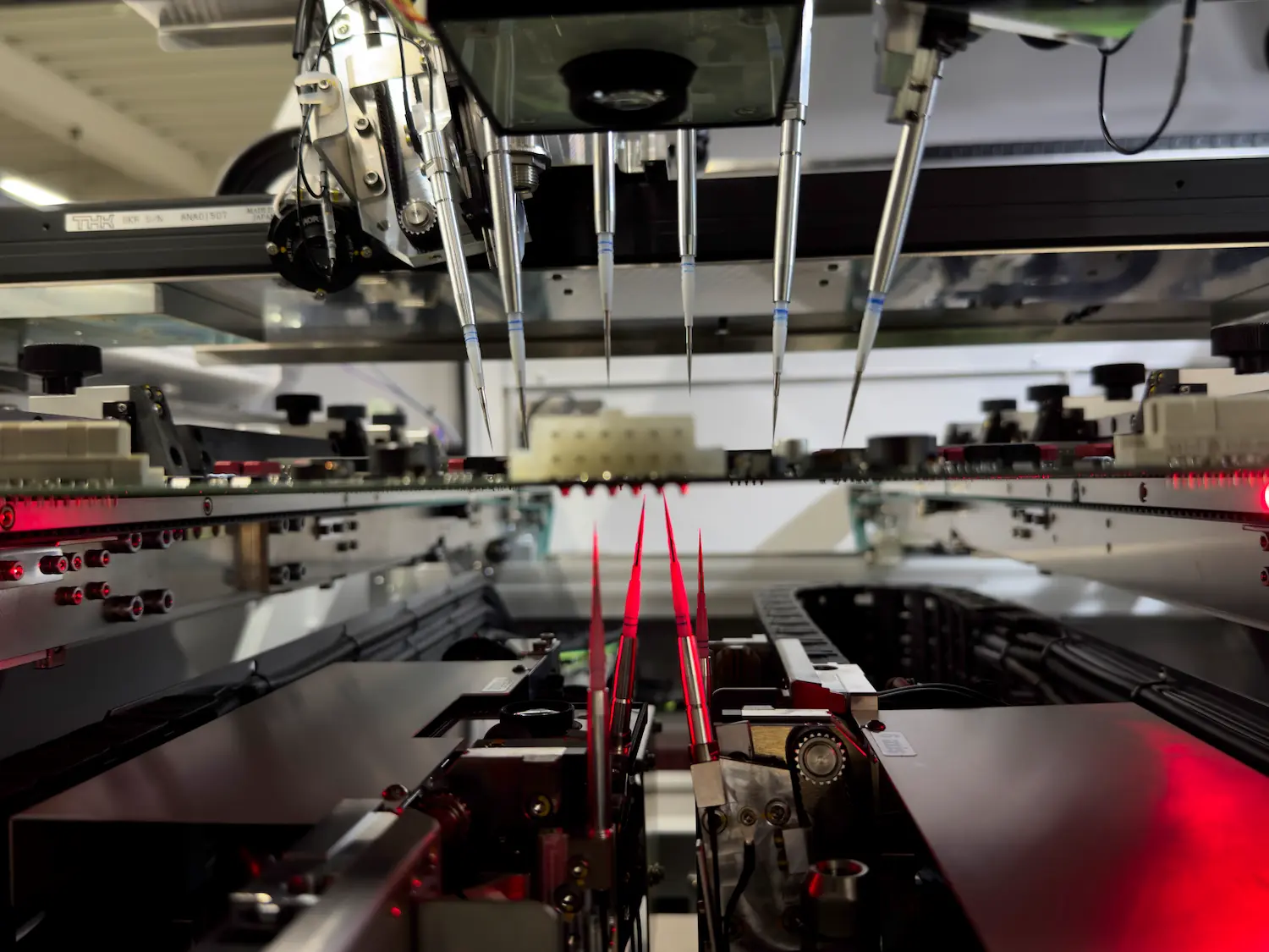 Doppelseitiger Flying Probe Tester: SYSTECH Europe zeigt APT-2600FD auf der EFX 2026 | Systech